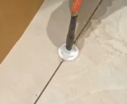 陵水瓷砖空鼓维修公司专业解答瓷砖在铺贴过程中，如果没有涂抹均匀到位的粘结材料（如水泥砂浆或瓷砖胶），可能会导致以下问题