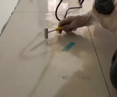 陵水瓷砖开裂维修公司专业分享瓷砖在铺贴前如果没有沥干水分，将会导致以下问题